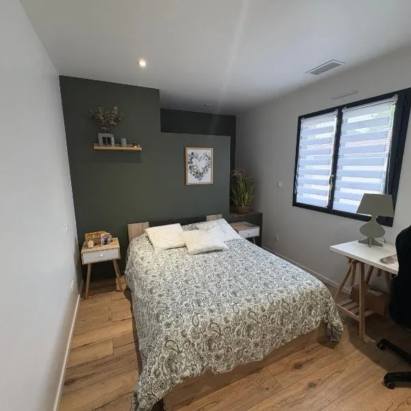 Chambre du petit bois, hotel in Montceaux