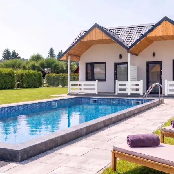 Domki Plażowa Zatoka BASEN&JACUZZI – hotel w mieście Mielenko