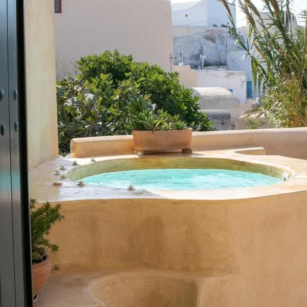 Casa Itaca luxury apartments with private jacuzzi and sea view in Foinikia - Oia、Foinikiáのホテル