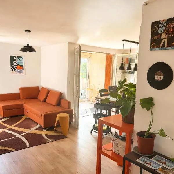 Appartement T4 loft 63 m2 terrasse 25 m2 proche Orly, hótel í Courcouronnes