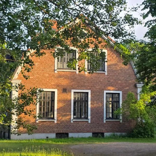 Artist eremitage Leonora - Historic schoolhouse apartment, Hotel in Fjälkinge