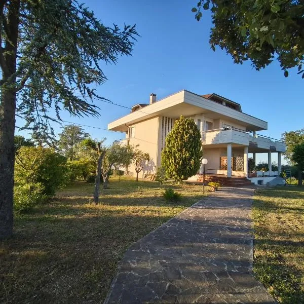 A CASA DI FINA tra mare e collina, отель в городе Massignano
