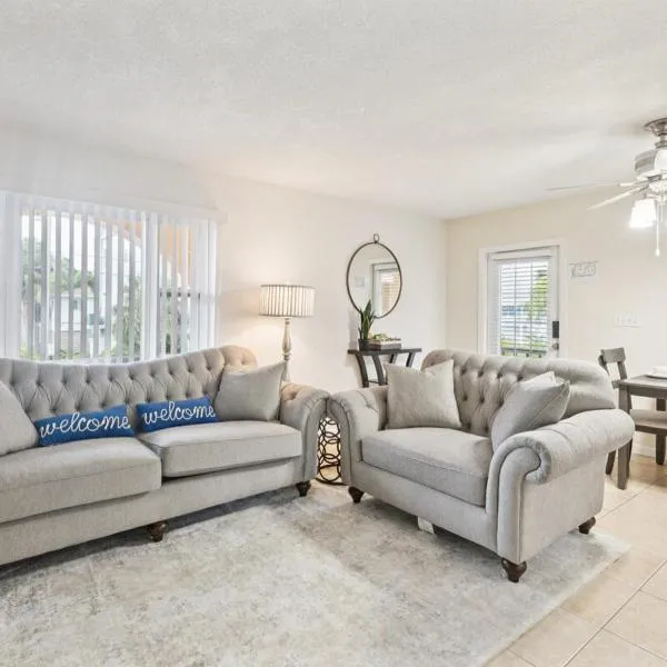 NEW Luxe Private Condo Steps 2 Beach and Sunsets Park 2 Cars Private Quiet UNIT B, hotel v mestu Clearwater Beach