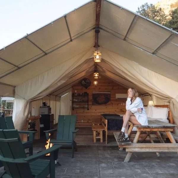 Glamping Tent #2 with Heat AC and Private Bath, מלון באורדרוויל