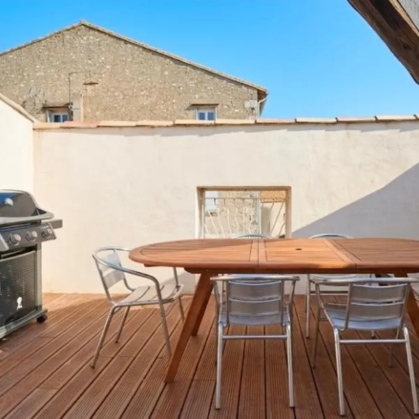 Maison familiale 8 pers - calme centre village - terrasse tropézienne proche plages، فندق في Lespignan