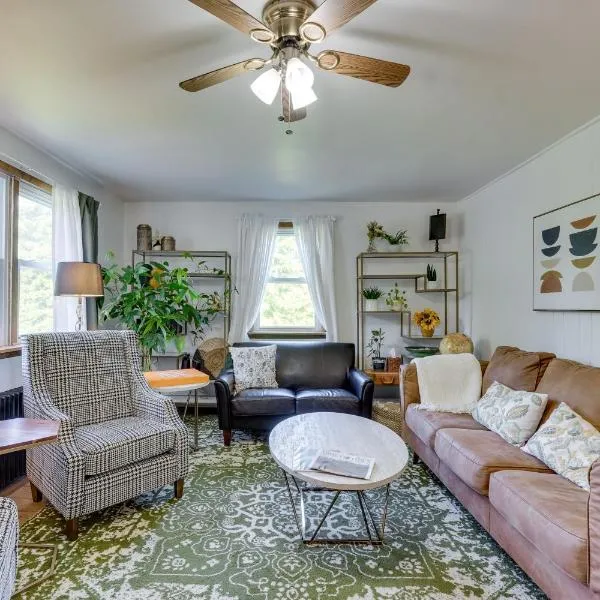 Charming Gardiner Home w/ Yard & Sunroom, hotel u gradu Gardiner