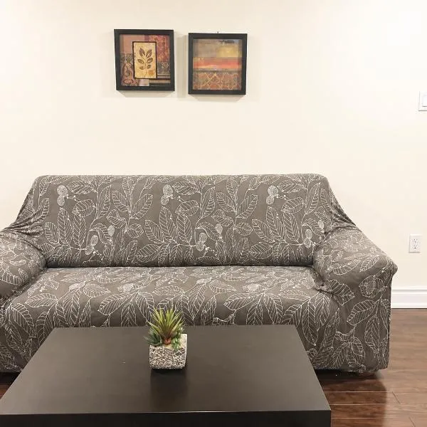 Cozy & Spacious Suite with Private Bathroom near Toronto Airport !, hotel en Mississauga