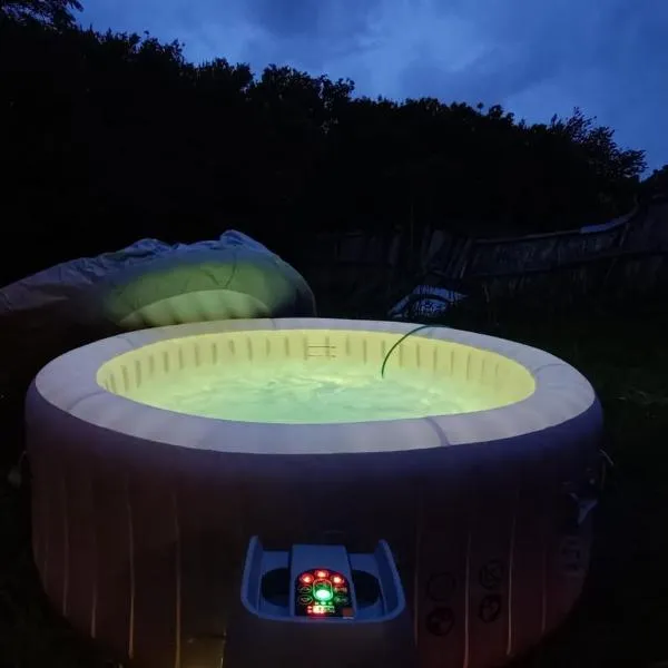 Serene Retreat with Hot Tub and Garden, hotel di Cardiff