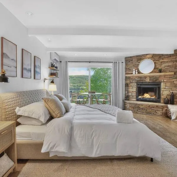 Lake & Mountain Views/Brick Fireplace/Free Shuttle, hotel em Mont-Tremblant