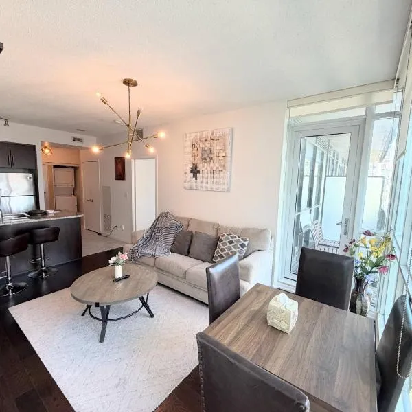 2-Bdrm and 1 Den 3 bed Condo with 2 bath - Prime location- Adjacent to Scotiabank Arena, CN Tower, Union Station, Ripleys, ξενοδοχείο στο Τορόντο