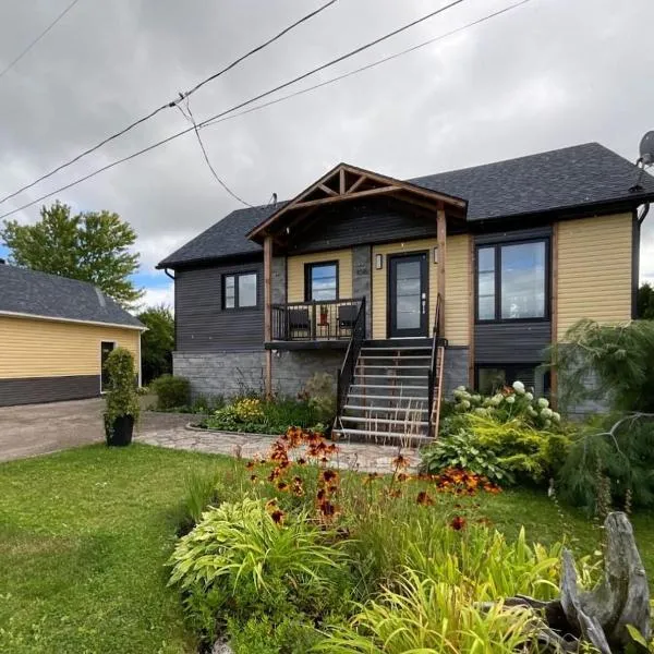 Lakeside 3BR - Kayak, Spa, FP, Billiards, AC, hotel i Hébertville
