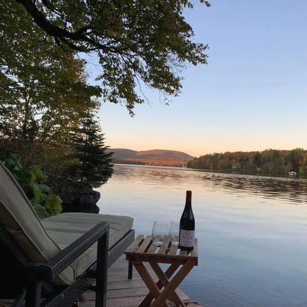 Charming lakefront cottage w incredible view! WoW, hotel u gradu Saint-Raymond