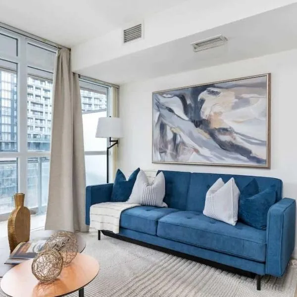 Downtown condo Steps to Entertainment District, hotel em Toronto