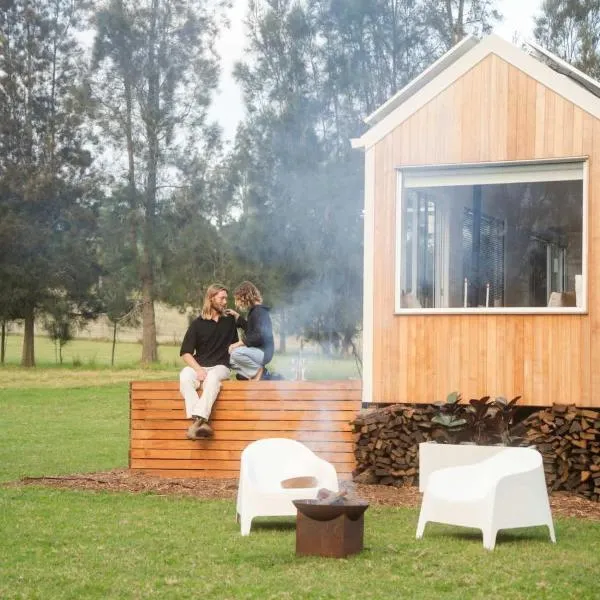 The Antidote Luxe Off-Grid Tiny Home Escape on Private Farm Stay، فندق في Farmeadow
