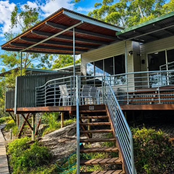 Sunset Ridge Retreat Villa, מלון בפרייזר איילנד