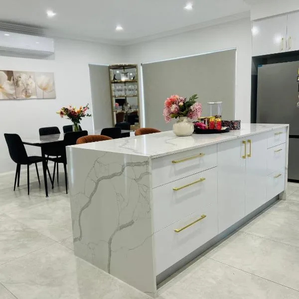 Viesnīca Cozy Getaway Luxe Retreat Home - 10 minutes to Perth CBD & Airport Pērtā