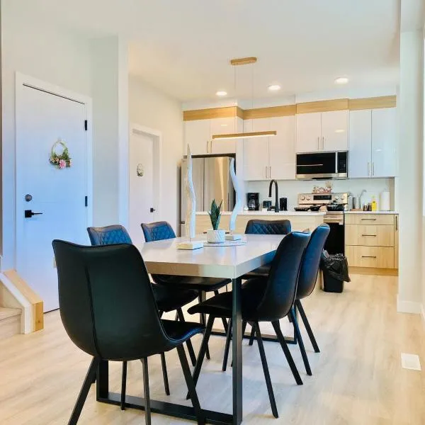 Brand New BUDGET Living Downtown 5 Mins Sleep 6, hotel em Edmonton