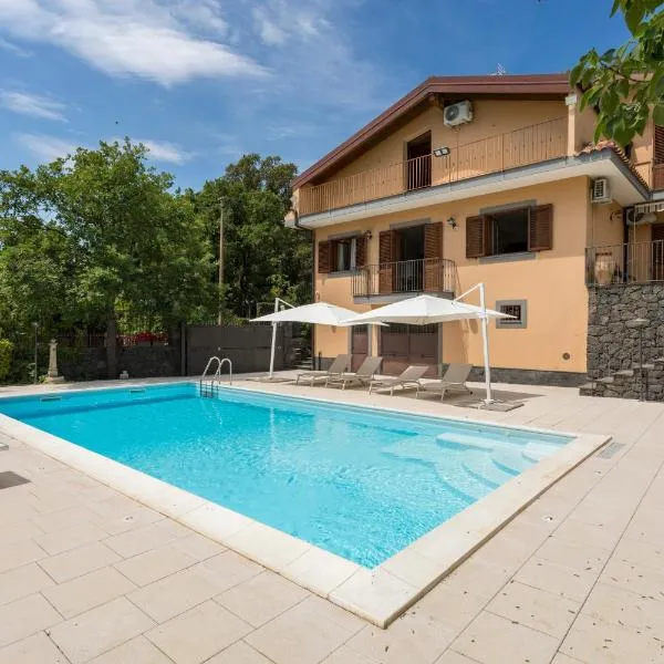 Villa Sara sull'etna con Piscina, hotel a Viagrande