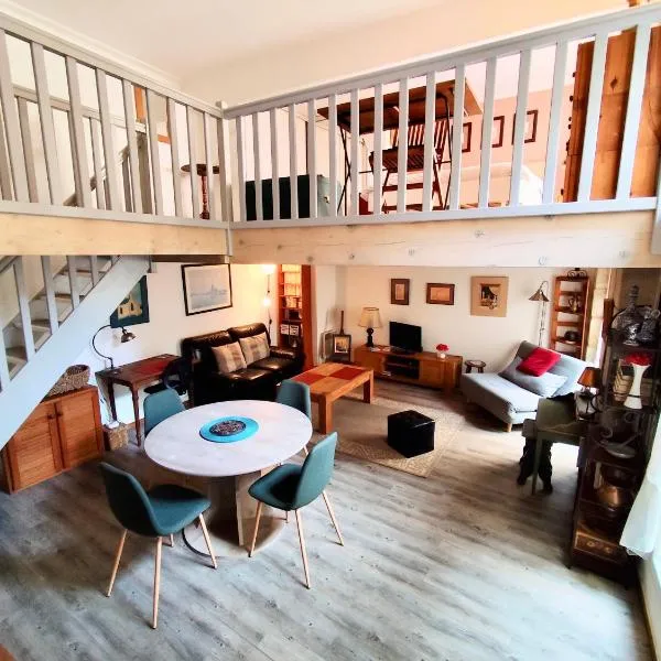 Grand studio avec mezzanine, quartier Avaricum, hótel í Bourges