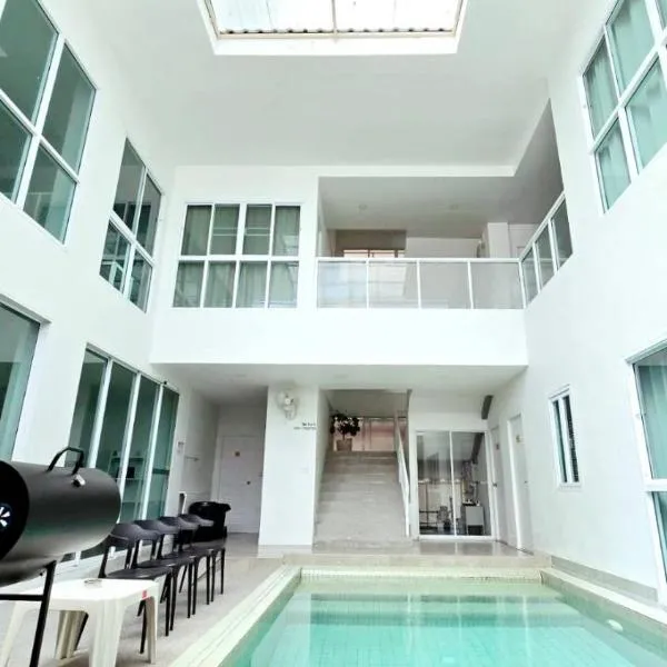The Inn10 Pool Villa Pattaya, Entire 5-9 BR, Please view photos before booking, hotel i Pattaya Central