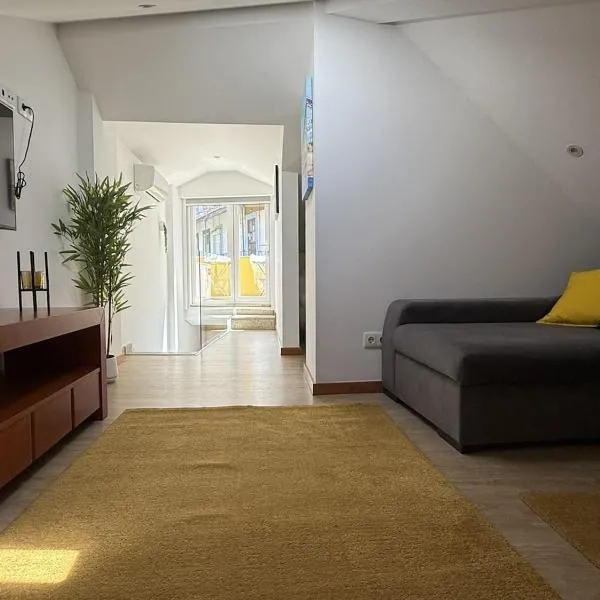 Charming Apartment with Balcony in Campanhã, hotel i Porto