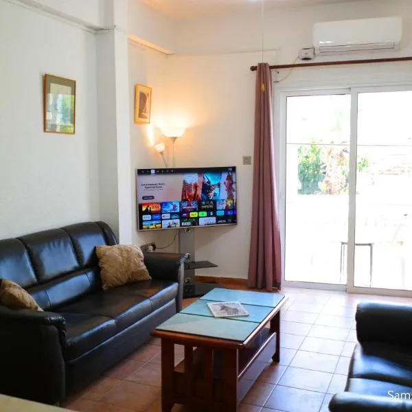 Spacious Larnaca Beach Apartment, hotel em Lárnaca