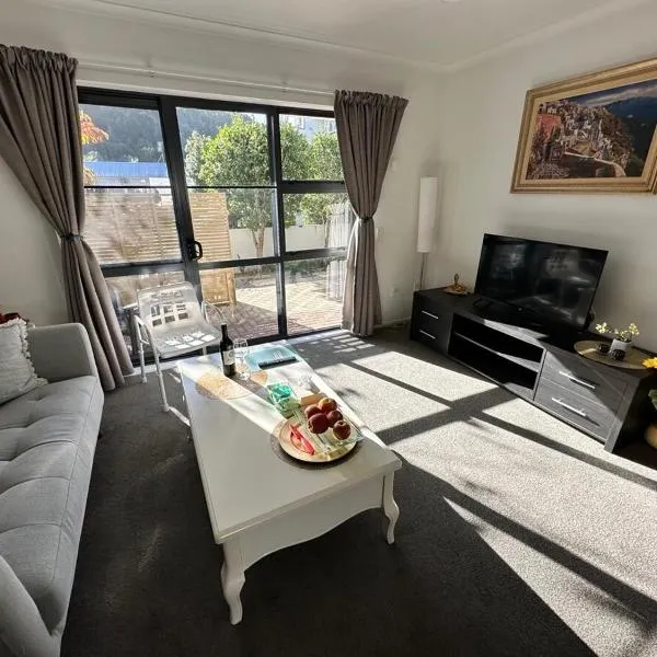 warm, quiet and convenient !, Hotel in Auckland