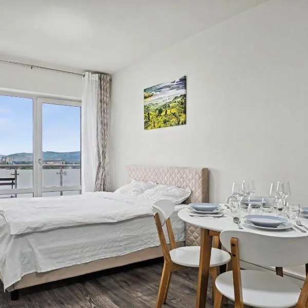 Konstanzer 103 - 2 Room Ap & Parking- Iulius Mal - Smart TV - Highspeed Wi-Fi, hotel in Iaşi