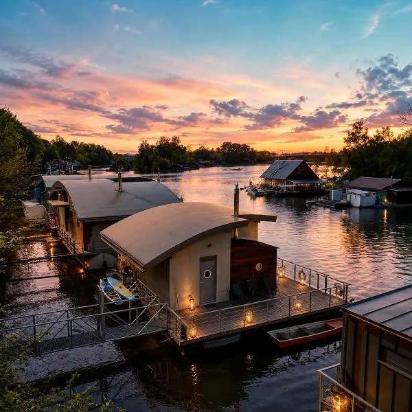 Sunset view Housboat with sundeck,AC&Heating, hotell i Bratislava