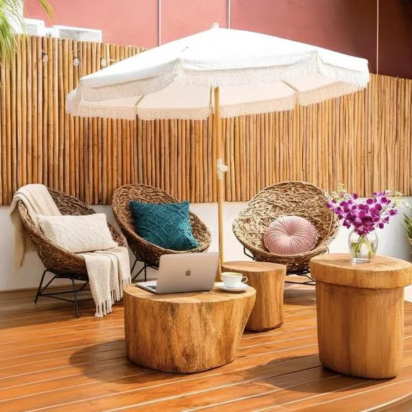 Quiet Mornings in Playa, King & 2BR Suites, Sleeps 2-8, Kitchen WiFi AC, Beach, 5th Ave, ADO & Ferry 4 Min, hotel din Playa del Carmen