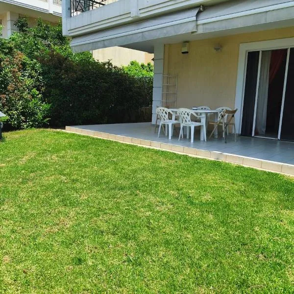 Apartment with private garden - Chalandri, Athens, hotel sa Athens