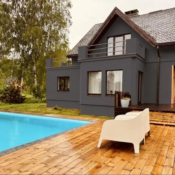 Semo house with pool and hot tub, hotel v destinácii Vecumnieki