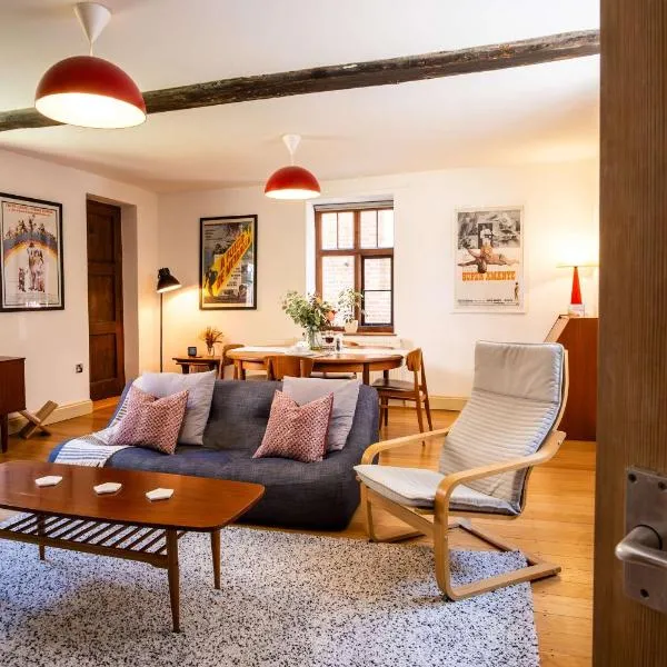 Spacious Grade II Listed Flint Cottage Sleeps 2, hotel u gradu Norič