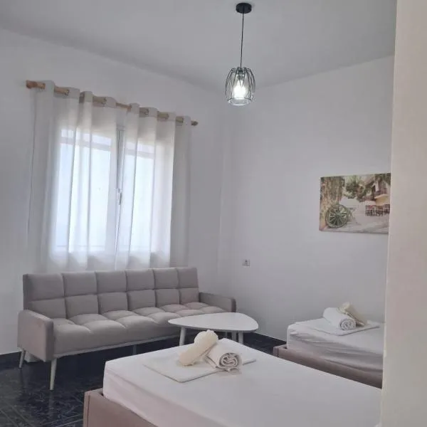 Old Village Apartment, hotel a Dhërmi