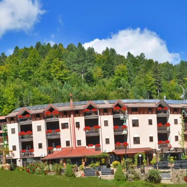 Hotel Lo Scoiattolo، فندق في Cotronei