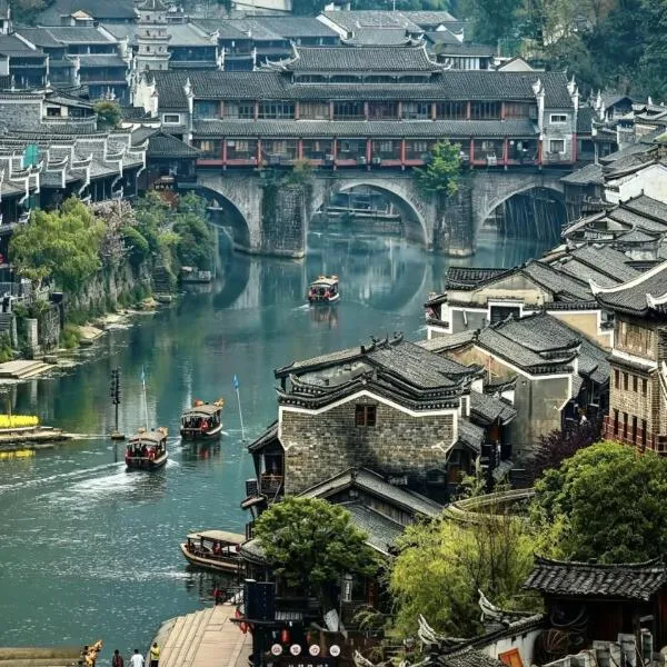 Ancient Riverside Courtyard Hotel -Free high-speed train pickup and drop-off-100m to Tuojiang River &Guided Hiking & Photography&Fishing&, hotel in Fenghuang County