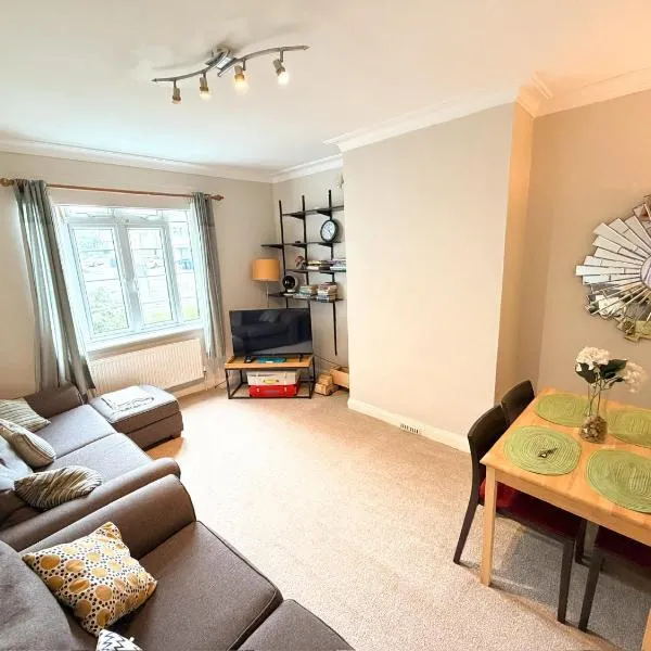 2 Bed Flat - short walk from Brent Cross Station, hotel en Hendon