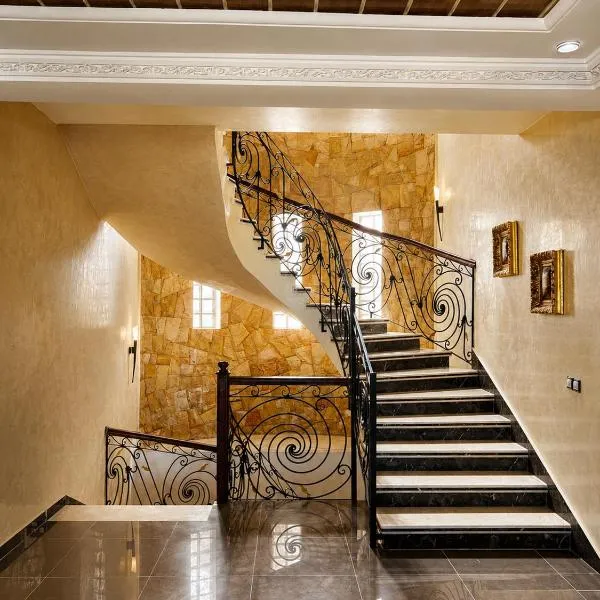 Luxury Villa, 3 Levels, 5 bedrooms, 5 Baths, Pool & Garden, hotel in Tétouan