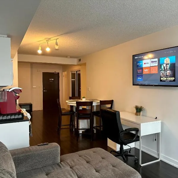 Perfect Location - Comfy Suite, отель в Торонто