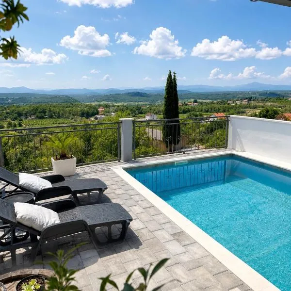 Vintage village house with pool, hotel u gradu 'Čitluk'