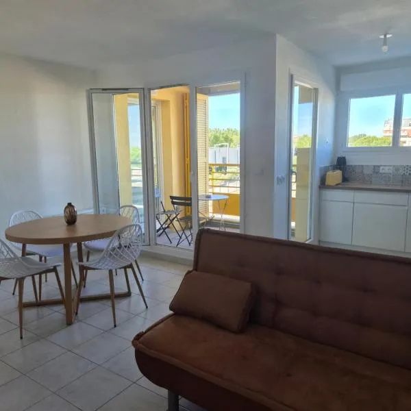 Residence Azur, hotel in Port-Saint-Louis-du-Rhône