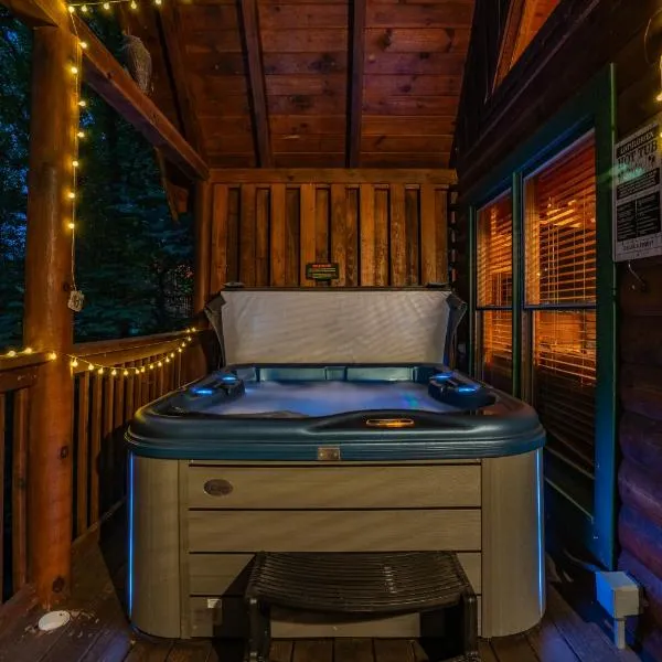 Cozy 2BR Wood Cabin, Pet Friendly, Hot Tub, Pool Table, Close to PF and Gatlinburg – hotel w mieście Pigeon Forge