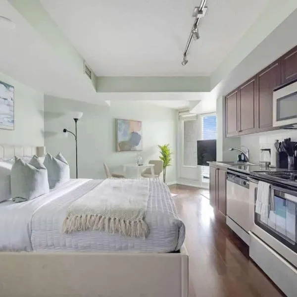 Cozy Waterfront Studio Free Parking & Bentway, khách sạn ở Toronto