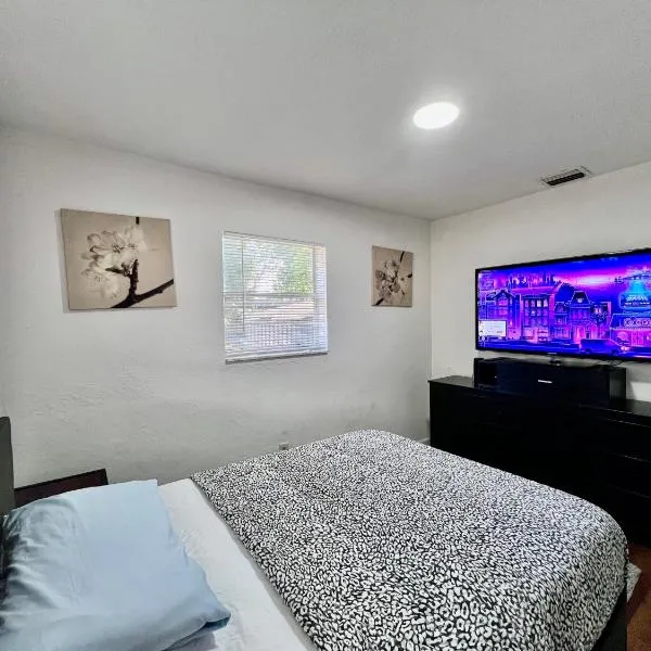 Private Room near Downtown, Hotel in Fort Lauderdale