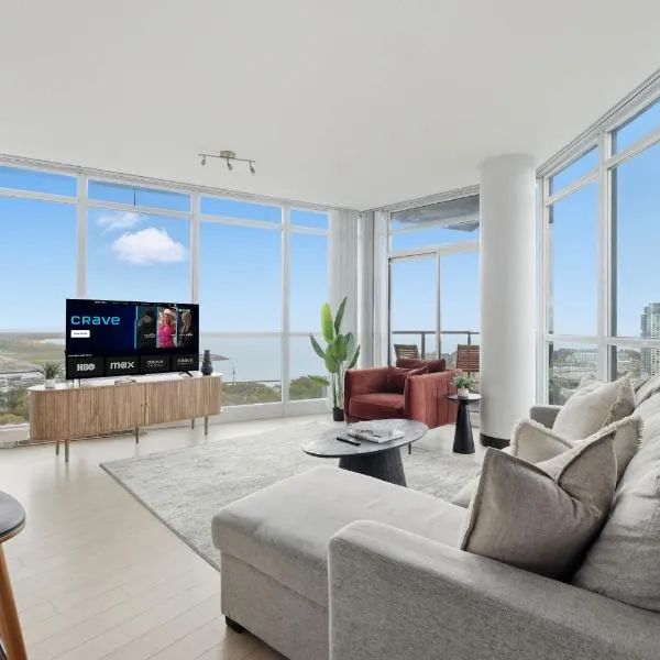 Luxury 2BR Condo with King Beds & Views, hotel em Toronto