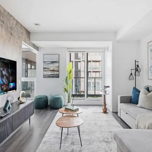 Charming 2BR downtown condo with private patio, hotel a Toronto