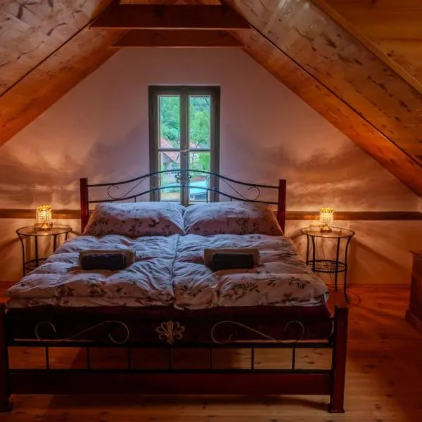 Golden Serafín - Romantic apartment below Karlštejn、カルルシュテインのホテル