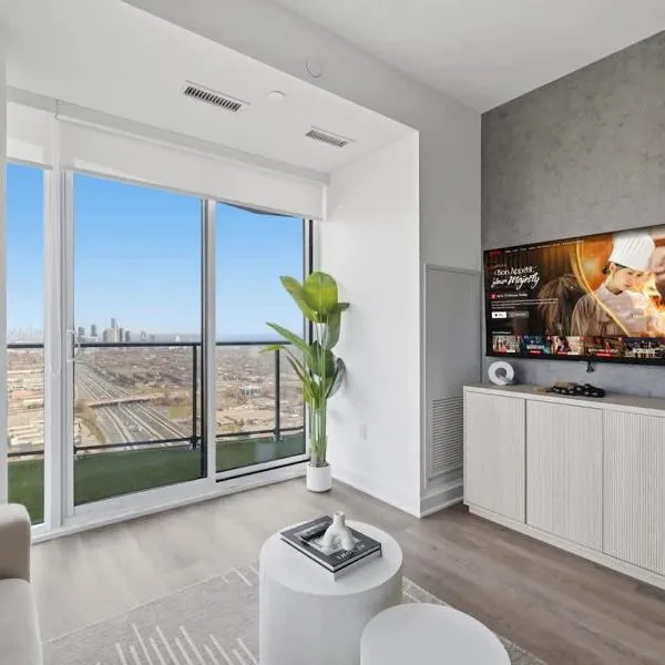 Sleek 2BR Toronto Condo Patio & Free Parking, hotel em Toronto