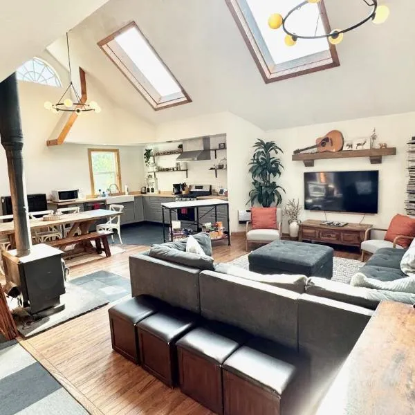 Cheerful 3-bedroom cabin with mountain view, hotelli kohteessa East Jewett