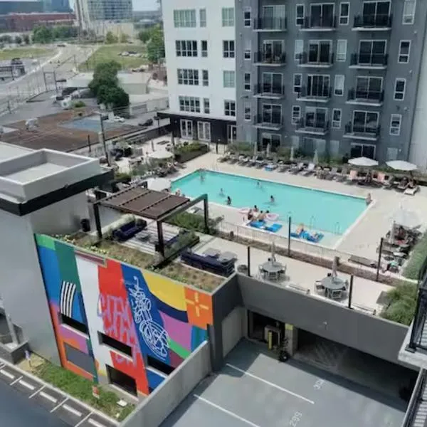 Downtown Nashville Walk to Broadway Pool, Private Balcony, FREE parking! โรงแรมในแนชวิลล์